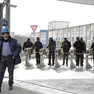 Operai ai tornelli d’ingresso dello stabilimento Fincantieri di Panzano Foto Katia Bonaventura