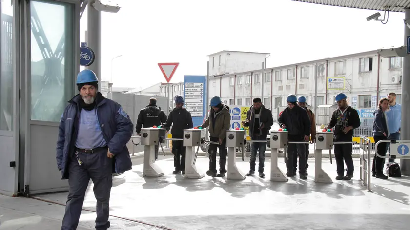 Operai ai tornelli d’ingresso dello stabilimento Fincantieri di Panzano Foto Katia Bonaventura