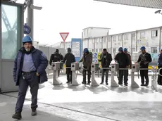 Operai ai tornelli d’ingresso dello stabilimento Fincantieri di Panzano Foto Katia Bonaventura