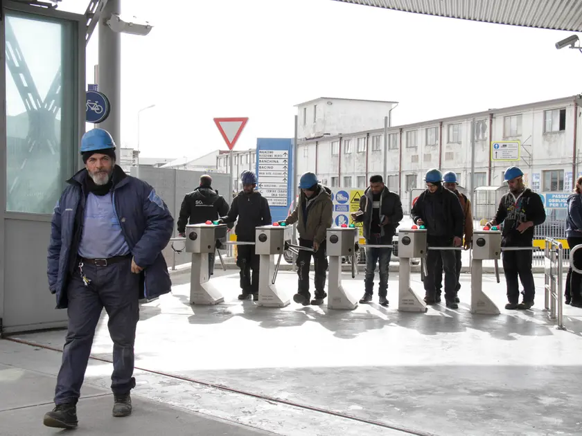 Operai ai tornelli d’ingresso dello stabilimento Fincantieri di Panzano Foto Katia Bonaventura