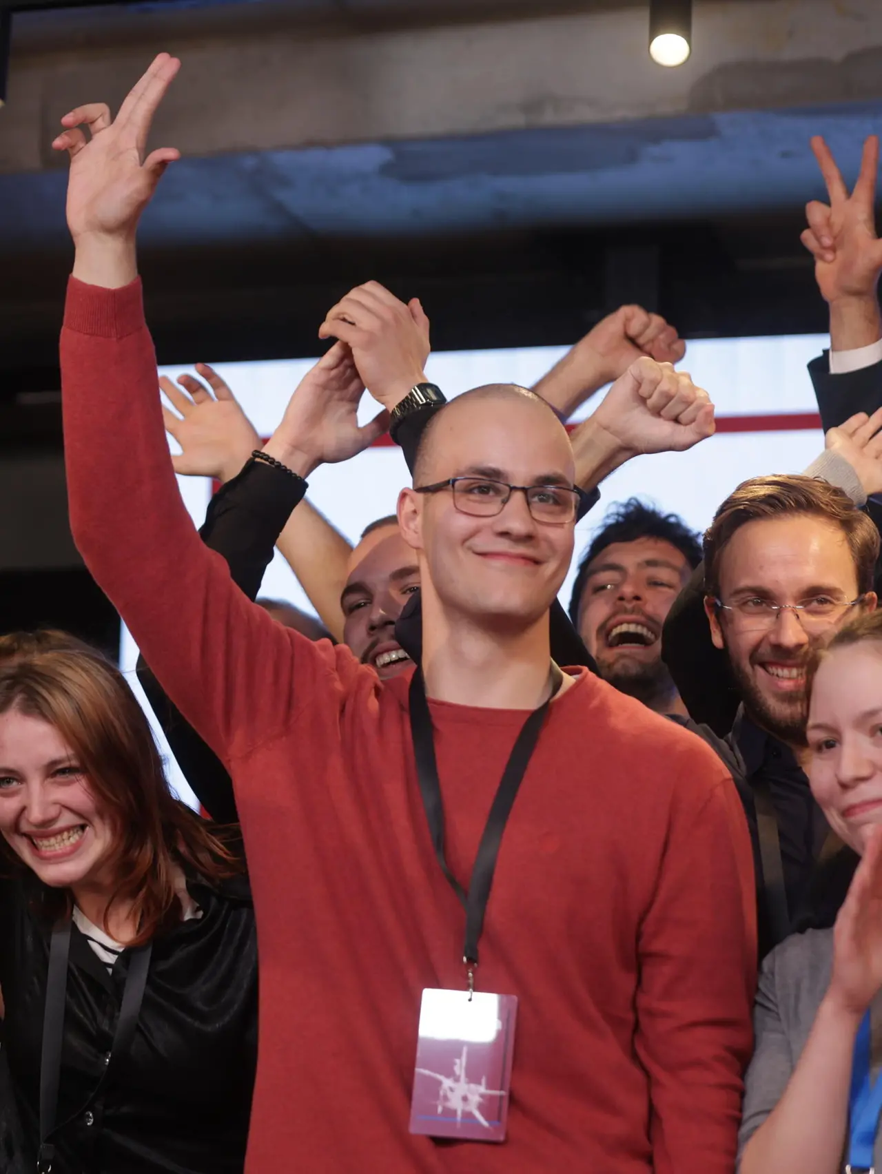 Gioia per la vittoria nel quartier generale del movimento degli Studenti, domenica a Belgrado