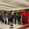 Viaggiatori in attesa alla Stazione centrale di Trieste. Foto Bruni