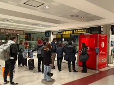 Viaggiatori in attesa alla Stazione centrale di Trieste. Foto Bruni