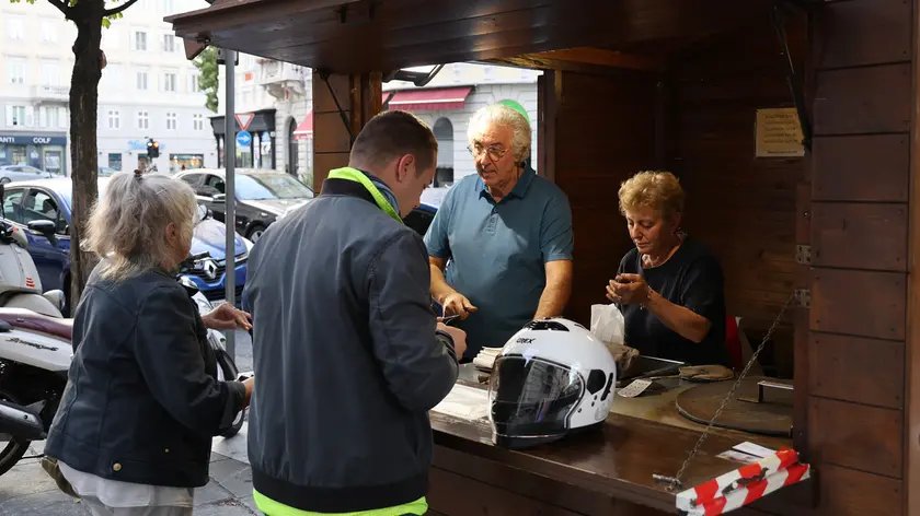 Patrizia Vitale e Franco Spinelli in via Battisti (fotoservizio Andrea Lasorte)