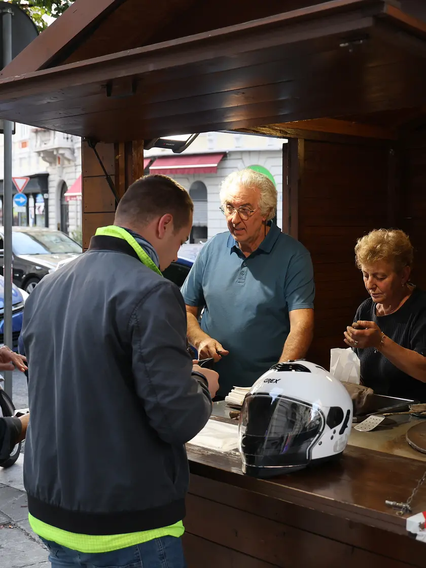 Patrizia Vitale e Franco Spinelli in via Battisti (fotoservizio Andrea Lasorte)