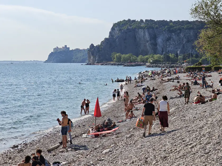 La spiaggia di Castelreggio nella baia di Sistiana (archivio Lasorte)
