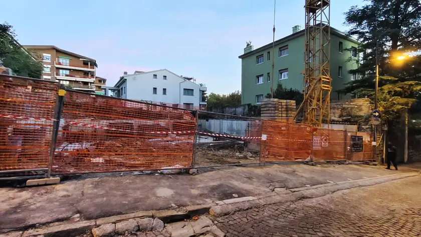 Il cantiere di via Tedeschi nel rione di San Vito a Trieste (foto Francesco Bruni)