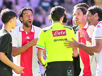 Il momento dell’espulsione di Vona contro la Calvi Noale (foto Andrea Lasorte)