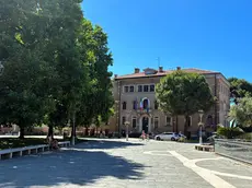 Piazza Biagio Marin e, sullo sfondo, il palazzo municipale di Grado