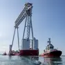 Una delle maxi-gru arrivate a Monfalcone da Chioggia (foto Katia Bonaventura)