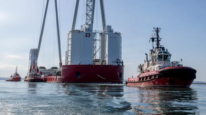 Una delle maxi-gru arrivate a Monfalcone da Chioggia (foto Katia Bonaventura)