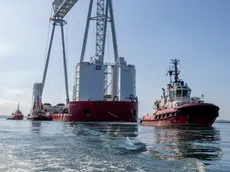 Una delle maxi-gru arrivate a Monfalcone da Chioggia (foto Katia Bonaventura)