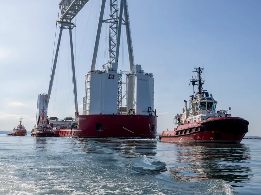 Una delle maxi-gru arrivate a Monfalcone da Chioggia (foto Katia Bonaventura)