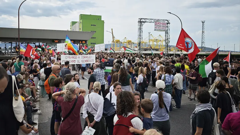 Una precedente manifestazione a Trieste al varco 4 del porto (archivio Lasorte)