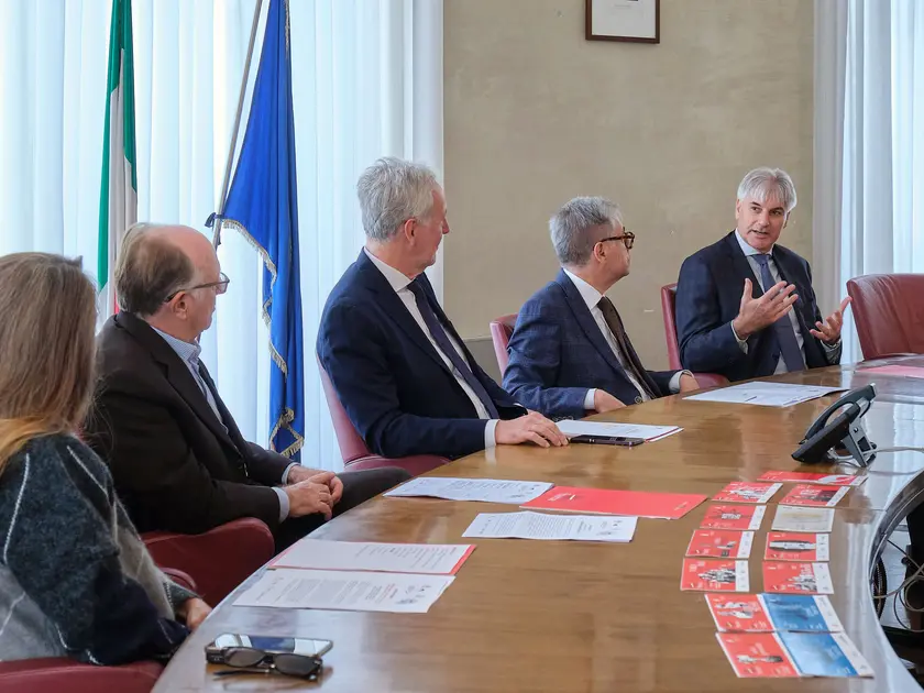 La conferenza stampa di presentazione delle nuove Lezioni di storia e di scienze (Silvano)