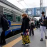 Passeggeri intenti a salire sul treno giovedì 29 ottobre alla fermata del Trieste Airport (foto Bonaventura)