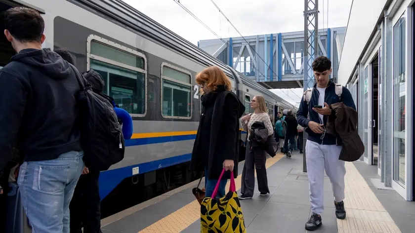 Passeggeri intenti a salire sul treno giovedì 29 ottobre alla fermata del Trieste Airport (foto Bonaventura)