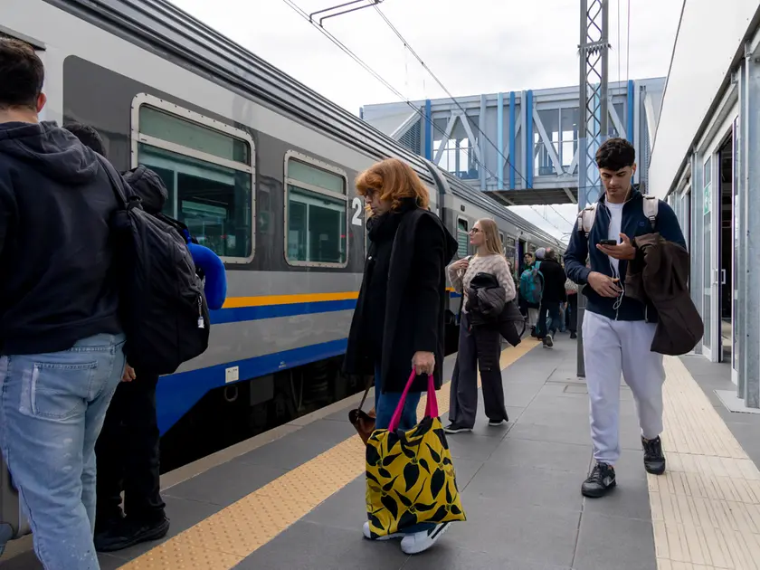 Passeggeri intenti a salire sul treno giovedì 29 ottobre alla fermata del Trieste Airport (foto Bonaventura)