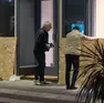 Si barricano i negozi (foto Silvano)