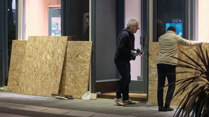 Si barricano i negozi (foto Silvano)