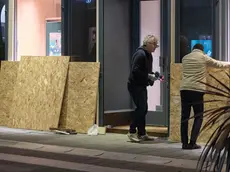 Si barricano i negozi (foto Silvano)