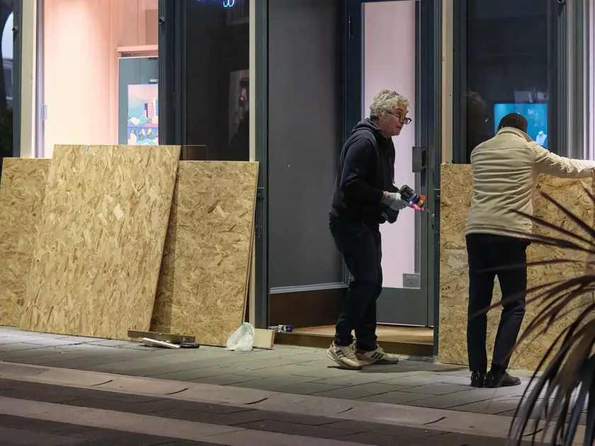 Si barricano i negozi (foto Silvano)