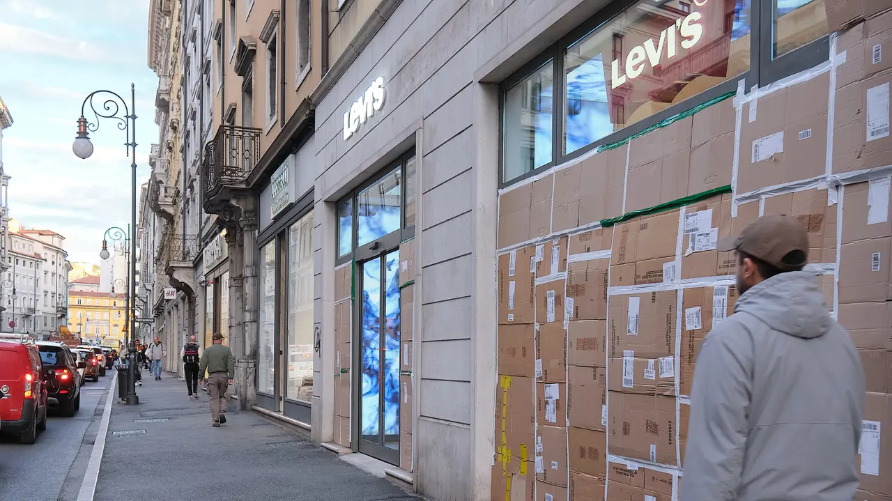 Le vetrine protette in vista del corteo (foto Silvano)