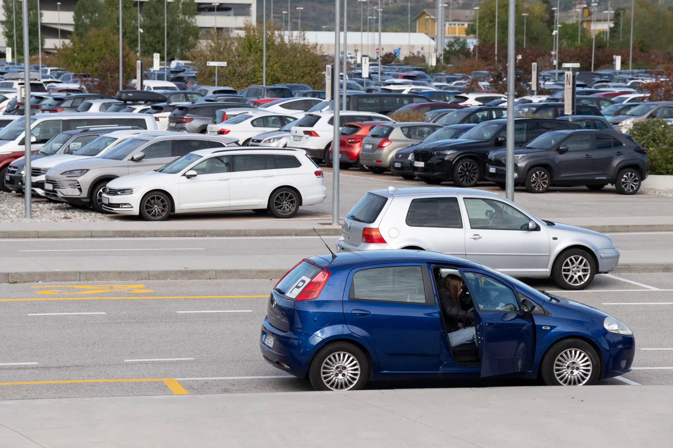 Uno dei parcheggi del Polo intermodale pieno nella giornata di giovedì 29 ottobre. Foto Bonaventura