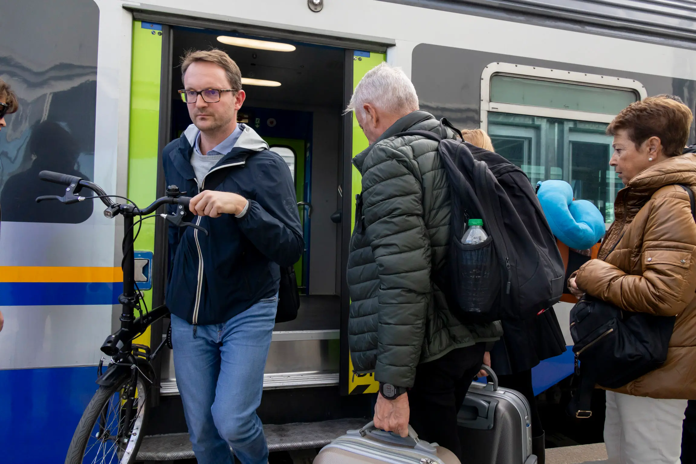 Passeggeri intenti a scendere e salire sul treno giovedì 29 ottobre alla fermata del Trieste Airport (foto Bonaventura)