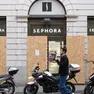 Timore per il corteo dei manifestanti a Trieste. Si protesta contro carovita e riarmo. Il pericolo è che alcune frange di manifestanti più esagitati possano danneggiare le vetrine, fare irruzione e saccheggiare. Esattamente come successo con i disordini avvenuti nei grandi centri urbani. Il timore a Trieste è palpabile. Alcuni commercianti si sono attrezzati installando pannelli di legno davanti agli ingressi. Lo aveva fatto la profumeria Sephora di via Imbriani già nei giorni scorsi e così hanno fatto giovedì 28 ottobre vari esercenti di via San Nicolò, di viale XX Settembre e corso Italia in vista del corteo di questa mattina.