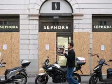 Timore per il corteo dei manifestanti a Trieste. Si protesta contro carovita e riarmo. Il pericolo è che alcune frange di manifestanti più esagitati possano danneggiare le vetrine, fare irruzione e saccheggiare. Esattamente come successo con i disordini avvenuti nei grandi centri urbani. Il timore a Trieste è palpabile. Alcuni commercianti si sono attrezzati installando pannelli di legno davanti agli ingressi. Lo aveva fatto la profumeria Sephora di via Imbriani già nei giorni scorsi e così hanno fatto giovedì 28 ottobre vari esercenti di via San Nicolò, di viale XX Settembre e corso Italia in vista del corteo di questa mattina.