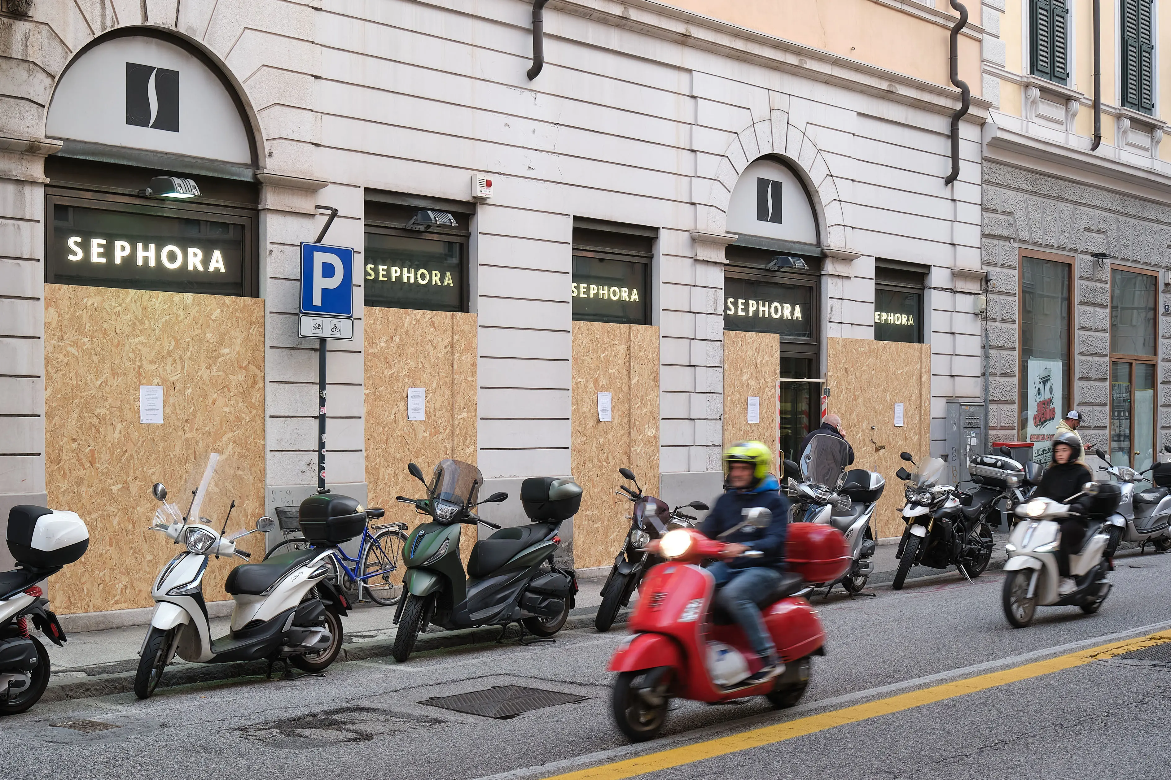 Timore per il corteo dei manifestanti a Trieste. Si protesta contro carovita e riarmo. Il pericolo è che alcune frange di manifestanti più esagitati possano danneggiare le vetrine, fare irruzione e saccheggiare. Esattamente come successo con i disordini avvenuti nei grandi centri urbani. Il timore a Trieste è palpabile. Alcuni commercianti si sono attrezzati installando pannelli di legno davanti agli ingressi. Lo aveva fatto la profumeria Sephora di via Imbriani già nei giorni scorsi e così hanno fatto giovedì 28 ottobre vari esercenti di via San Nicolò, di viale XX Settembre e corso Italia in vista del corteo di questa mattina.