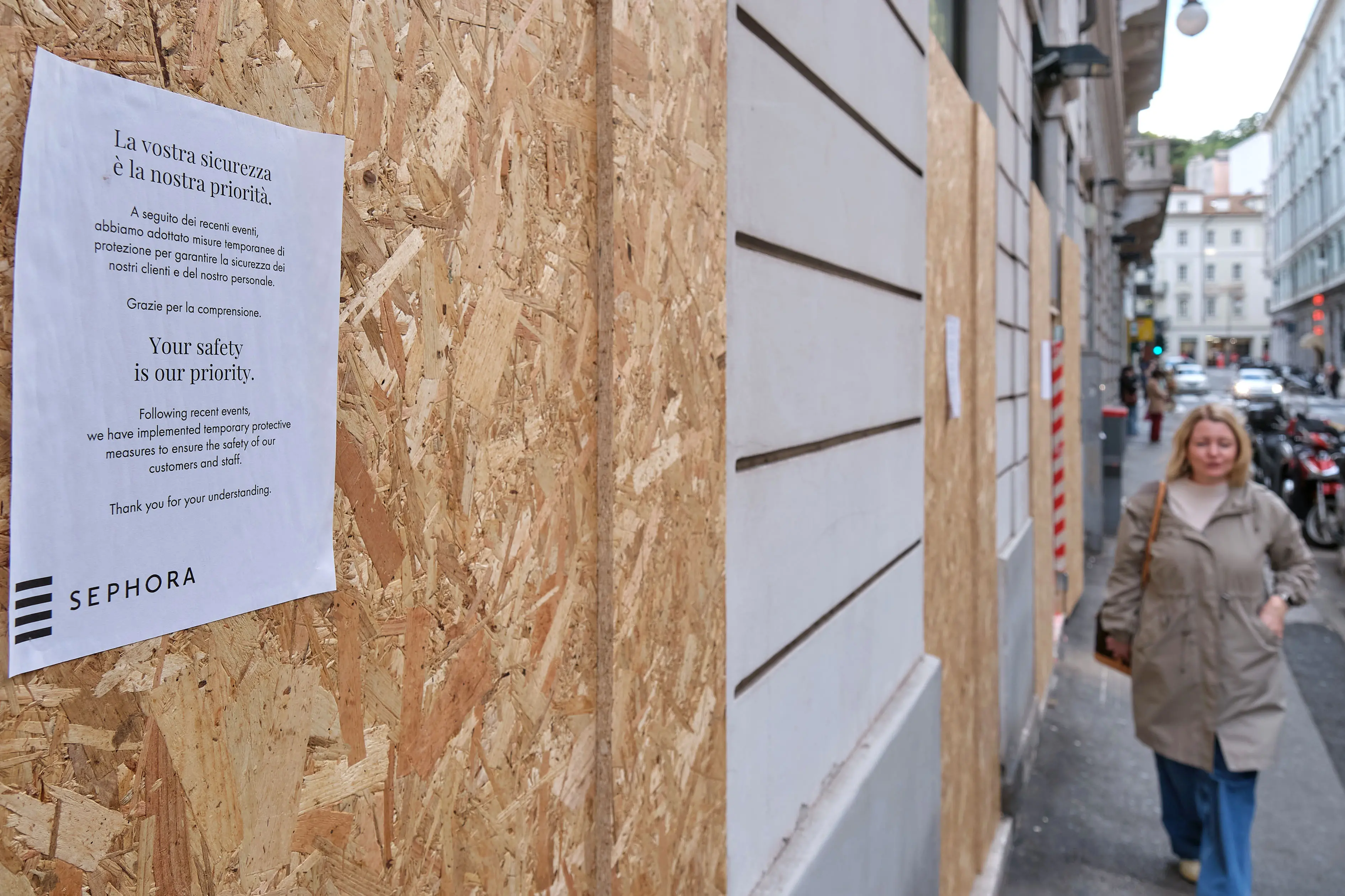 Timore per il corteo dei manifestanti a Trieste. Si protesta contro carovita e riarmo. Il pericolo è che alcune frange di manifestanti più esagitati possano danneggiare le vetrine, fare irruzione e saccheggiare. Esattamente come successo con i disordini avvenuti nei grandi centri urbani. Il timore a Trieste è palpabile. Alcuni commercianti si sono attrezzati installando pannelli di legno davanti agli ingressi. Lo aveva fatto la profumeria Sephora di via Imbriani già nei giorni scorsi e così hanno fatto vari esercenti di via San Nicolò, di viale XX Settembre e corso Italia.