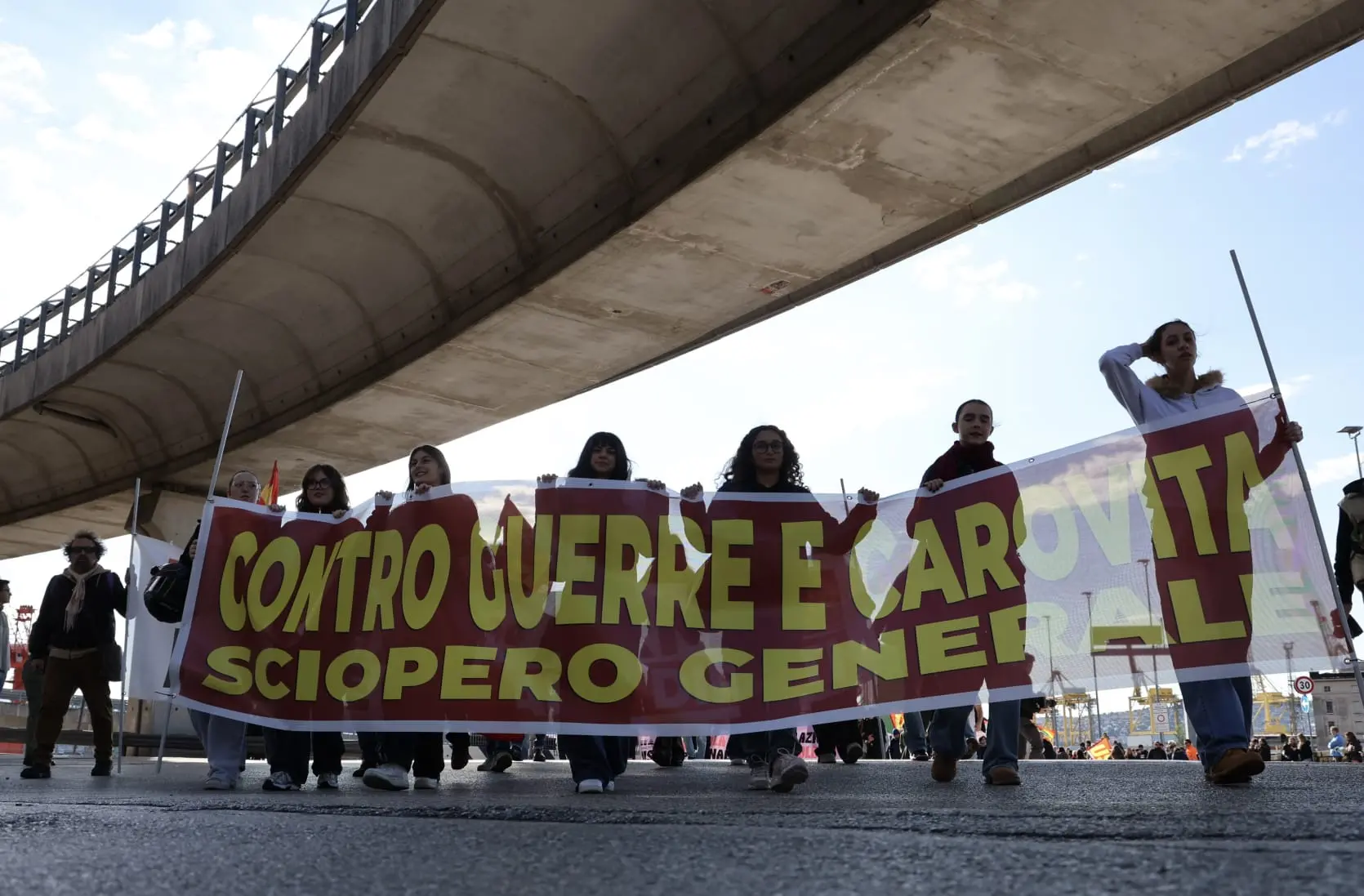 Circa duemila manifestanti in corteo a Trieste per lo sciopero generale, l'unica mobilitazione organizzata in Friuli Venezia Giulia nell'ambito della protesta nazionale contro il carovita e il riarmo. Tanti i giovani presenti, insieme a studenti universitari e rappresentanti sindacali, tra striscioni, cartelli e slogan. Il corteo si è messo in movimento verso viale Campi Elisi sulle note de L'avvelenata di Francesco Guccini, attraversando le strade cittadine. Alta l'attenzione delle forze dell'ordine. Le immagini della manifestazione mostrano una partecipazione numerosa, con una forte presenza giovanile e una lunga sequenza di striscioni e cartelli che accompagnano il passaggio dei manifestanti (Foto Lasorte)