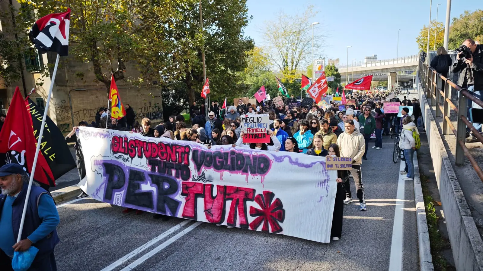 Circa duemila manifestanti in corteo a Trieste per lo sciopero generale, l'unica mobilitazione organizzata in Friuli Venezia Giulia nell'ambito della protesta nazionale contro il carovita e il riarmo. Tanti i giovani presenti, insieme a studenti universitari e rappresentanti sindacali, tra striscioni, cartelli e slogan. Il corteo si è messo in movimento verso viale Campi Elisi sulle note de L'avvelenata di Francesco Guccini, attraversando le strade cittadine. Alta l'attenzione delle forze dell'ordine. Le immagini della manifestazione mostrano una partecipazione numerosa, con una forte presenza giovanile e una lunga sequenza di striscioni e cartelli che accompagnano il passaggio dei manifestanti (Foto Lasorte)