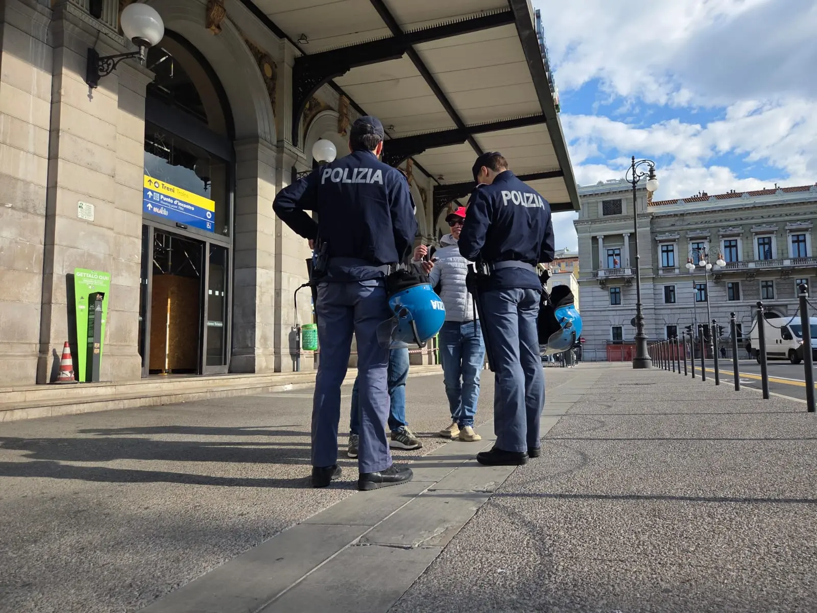 Circa duemila manifestanti in corteo a Trieste per lo sciopero generale, l'unica mobilitazione organizzata in Friuli Venezia Giulia nell'ambito della protesta nazionale contro il carovita e il riarmo. Tanti i giovani presenti, insieme a studenti universitari e rappresentanti sindacali, tra striscioni, cartelli e slogan. Il corteo si è messo in movimento verso viale Campi Elisi sulle note de L'avvelenata di Francesco Guccini, attraversando le strade cittadine. Alta l'attenzione delle forze dell'ordine. Le immagini della manifestazione mostrano una partecipazione numerosa, con una forte presenza giovanile e una lunga sequenza di striscioni e cartelli che accompagnano il passaggio dei manifestanti (Foto Lasorte)