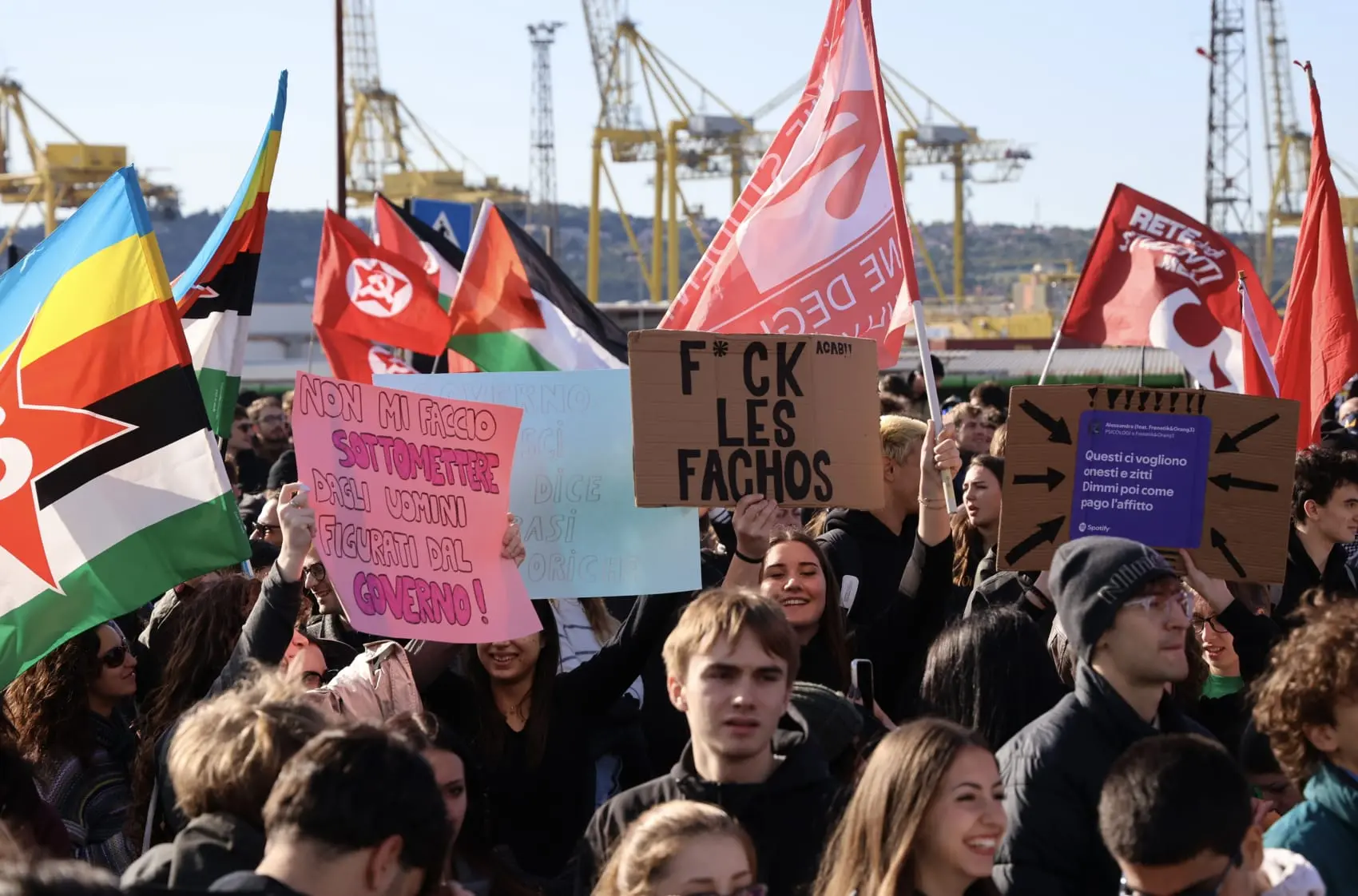 Circa duemila manifestanti in corteo a Trieste per lo sciopero generale, l'unica mobilitazione organizzata in Friuli Venezia Giulia nell'ambito della protesta nazionale contro il carovita e il riarmo. Tanti i giovani presenti, insieme a studenti universitari e rappresentanti sindacali, tra striscioni, cartelli e slogan. Il corteo si è messo in movimento verso viale Campi Elisi sulle note de L'avvelenata di Francesco Guccini, attraversando le strade cittadine. Alta l'attenzione delle forze dell'ordine. Le immagini della manifestazione mostrano una partecipazione numerosa, con una forte presenza giovanile e una lunga sequenza di striscioni e cartelli che accompagnano il passaggio dei manifestanti (Foto Lasorte)