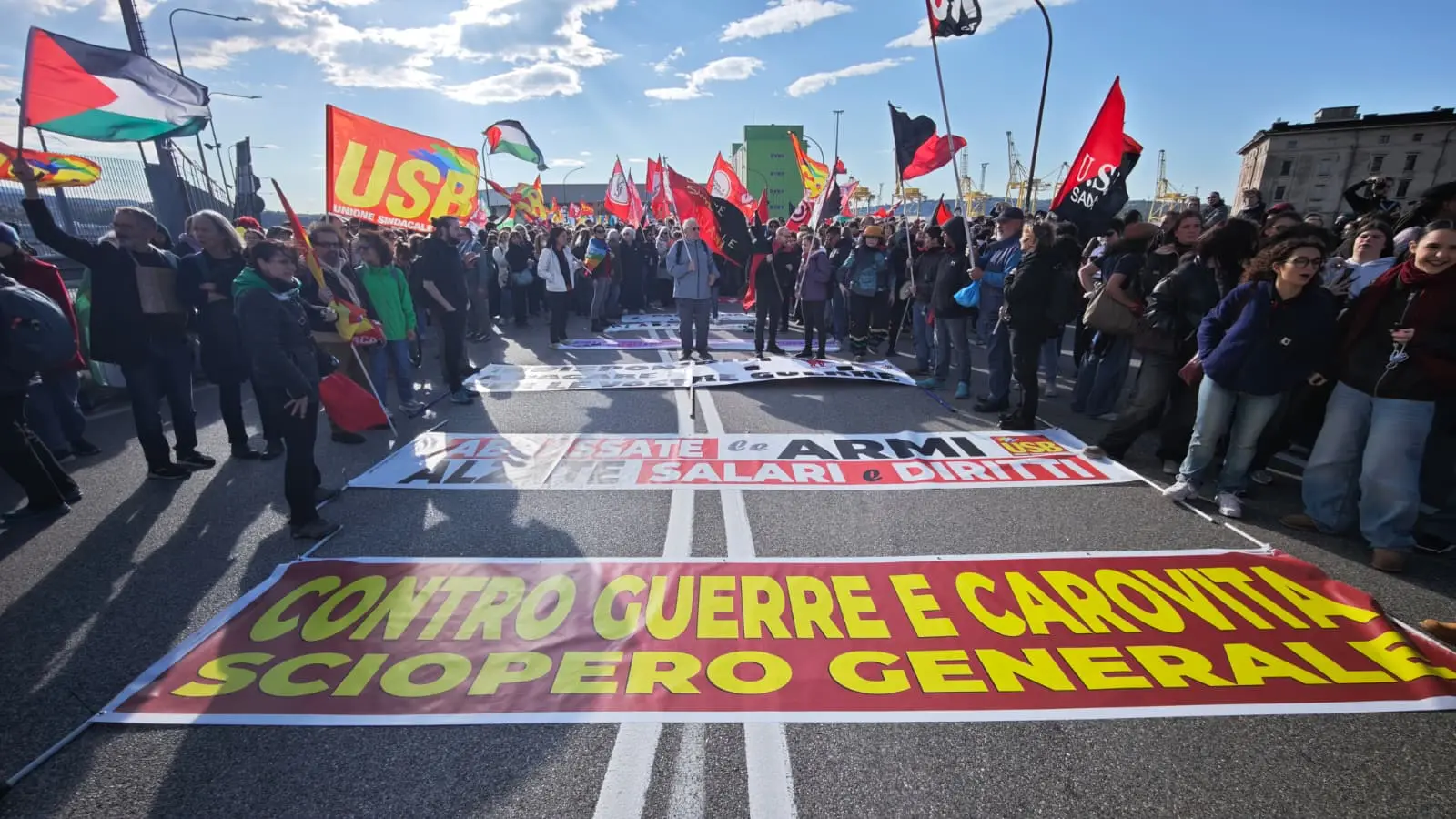 Circa duemila manifestanti in corteo a Trieste per lo sciopero generale, l'unica mobilitazione organizzata in Friuli Venezia Giulia nell'ambito della protesta nazionale contro il carovita e il riarmo. Tanti i giovani presenti, insieme a studenti universitari e rappresentanti sindacali, tra striscioni, cartelli e slogan. Il corteo si è messo in movimento verso viale Campi Elisi sulle note de L'avvelenata di Francesco Guccini, attraversando le strade cittadine. Alta l'attenzione delle forze dell'ordine. Le immagini della manifestazione mostrano una partecipazione numerosa, con una forte presenza giovanile e una lunga sequenza di striscioni e cartelli che accompagnano il passaggio dei manifestanti (Foto Lasorte)