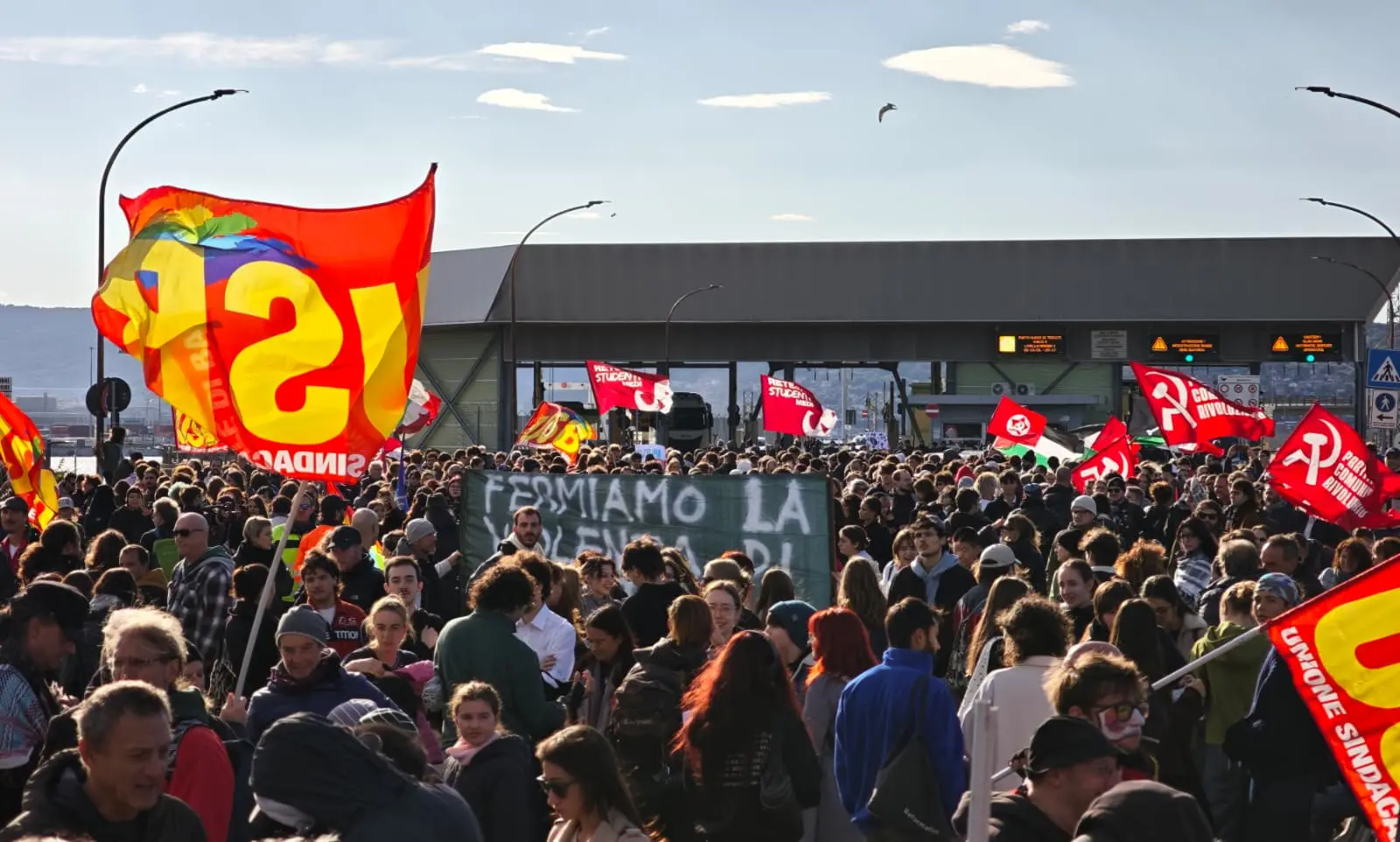 Circa duemila manifestanti in corteo a Trieste per lo sciopero generale, l'unica mobilitazione organizzata in Friuli Venezia Giulia nell'ambito della protesta nazionale contro il carovita e il riarmo. Tanti i giovani presenti, insieme a studenti universitari e rappresentanti sindacali, tra striscioni, cartelli e slogan. Il corteo si è messo in movimento verso viale Campi Elisi sulle note de L'avvelenata di Francesco Guccini, attraversando le strade cittadine. Alta l'attenzione delle forze dell'ordine. Le immagini della manifestazione mostrano una partecipazione numerosa, con una forte presenza giovanile e una lunga sequenza di striscioni e cartelli che accompagnano il passaggio dei manifestanti (Foto Lasorte)
