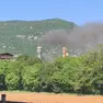 Fumo nero dalle ciminiere della fonderia Livarna