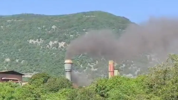 Fumo nero dalle ciminiere della fonderia Livarna