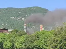 Fumo nero dalle ciminiere della fonderia Livarna