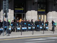 La polizia davanti alla stazione (foto Lasorte)