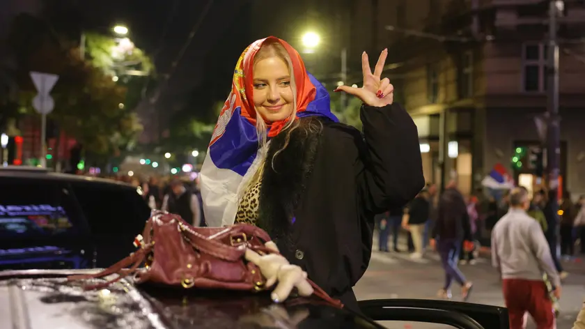 Domenica notte a Belgrado, dopo la vittoria della Studentska lista (foto Epa)
