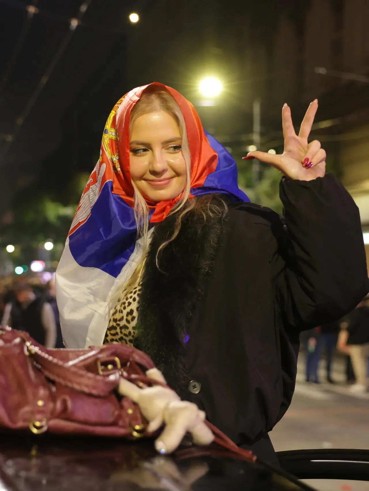 Domenica notte a Belgrado, dopo la vittoria della Studentska lista (foto Epa)