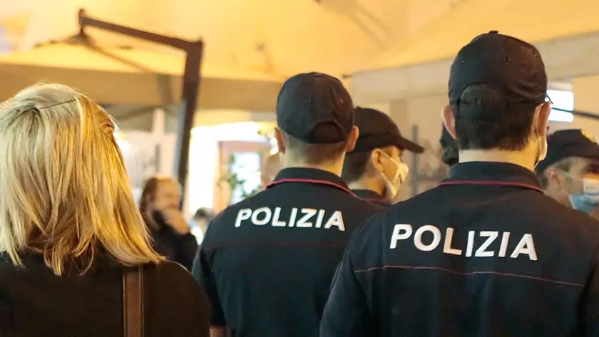 Alcuni controlli della polizia in centro in una foto d'archivio