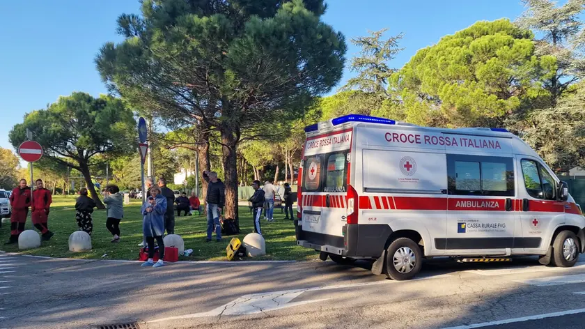 L'ambulanza sul posto (foto Bonaventura)