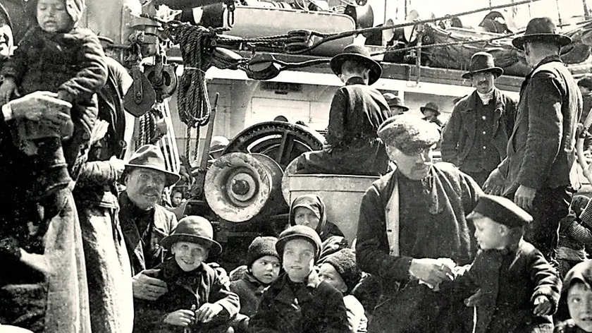 Migranti sul ponte della Principe d’Udine