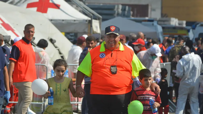 Un momento delle operazioni di sbarco dei 1414 migranti tratti in salvo dalla nave San Giusto della Marina Militare Italiana , 5 Agosto 2014. ANSA/ LUIGI PEPE