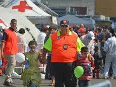 Un momento delle operazioni di sbarco dei 1414 migranti tratti in salvo dalla nave San Giusto della Marina Militare Italiana , 5 Agosto 2014. ANSA/ LUIGI PEPE